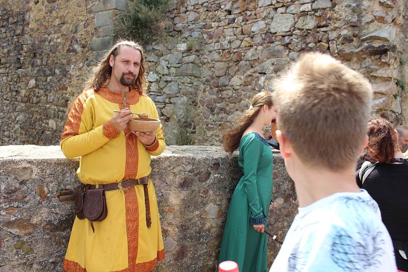 Stovky lidí a zejména rodiny s dětmi vyrazily v sobotu na hrad Točník, kde se konal další ročník akce Oživlá historie.