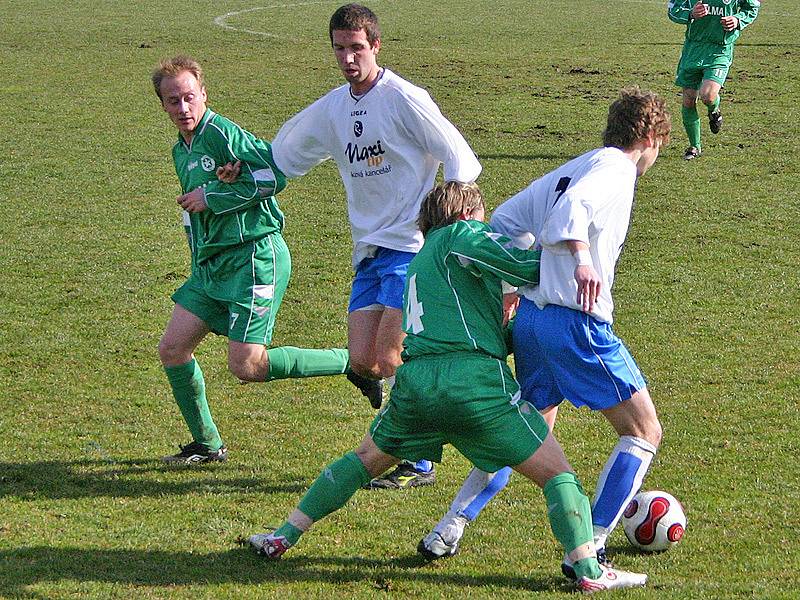 Hořovice (v modrobílém) remizovaly na své půdě s Novým Knínem (v zeleném) 2:2