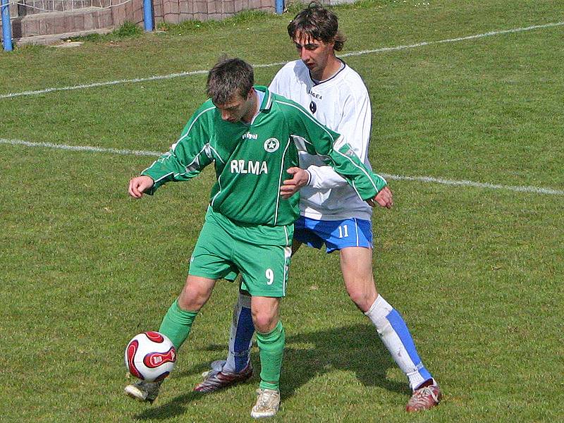 Hořovice (v modrobílém) remizovaly na své půdě s Novým Knínem (v zeleném) 2:2