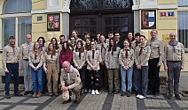 Skauti čekatelé se spolu se svými instruktory vyfotili před radnicí v Hořovicích.
