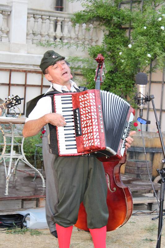 V zahradě zámku v Mníšku pod Brdy se v podání zadnotřebaňských ochotníků uskutečnila další derniéra muzikálu Postřižiny.