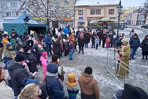 Adventní trhy v Berouně odstartoval ponocný a koncert Richarda Pachmana.