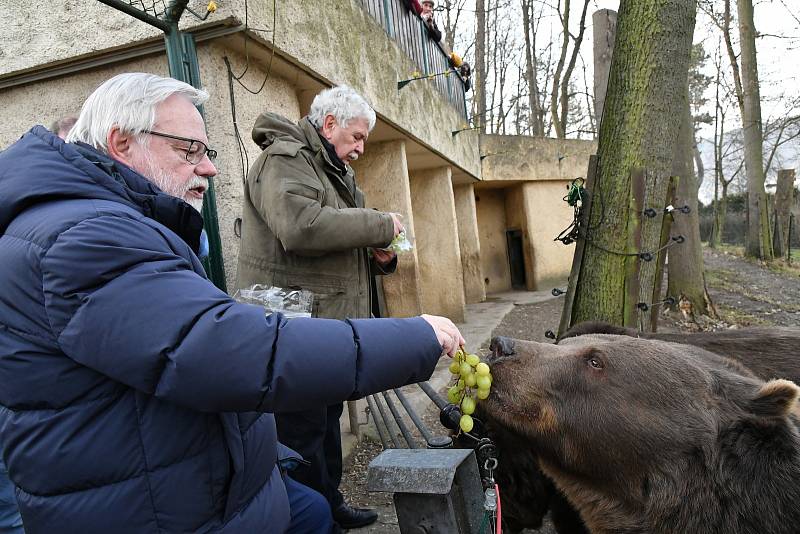 Berounští medvědí bratři oslavili 22. narozeniny. Popřát jim přijel i režisér Václav Chaloupka