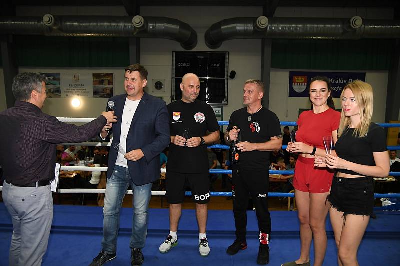 Z desátého ročníku Galavečeru boxu ve sportovní hale v Králově Dvoře.