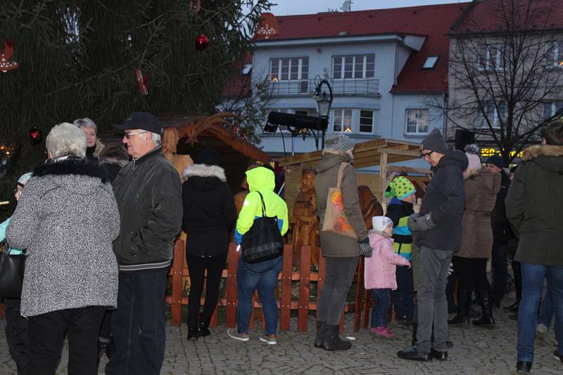 Na Husově náměstí v Berouně a v kostele se včera sešli obyvatelé města, aby společně přívítali advent.