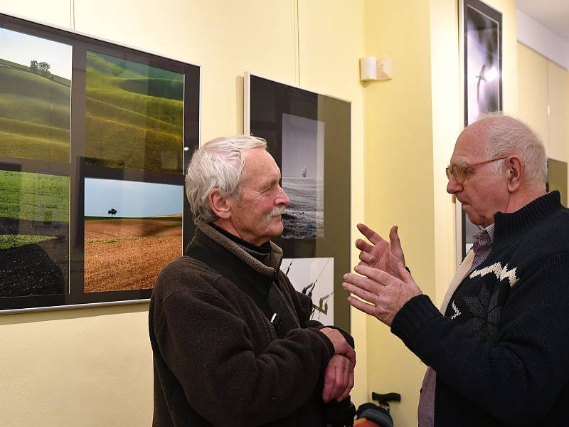 Z vernisáže výstavy fotografií členů místního fotoklubu na téma minimalismus v Galerii Holandský dům v Berouně.