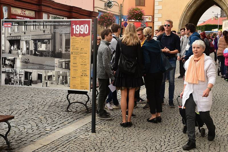 Ze slavnostního zahájení výstavy 'Vzpomínky na Sametovou revoluci' v Galerii Pěší zóna v Palackého ulici v Berouně.