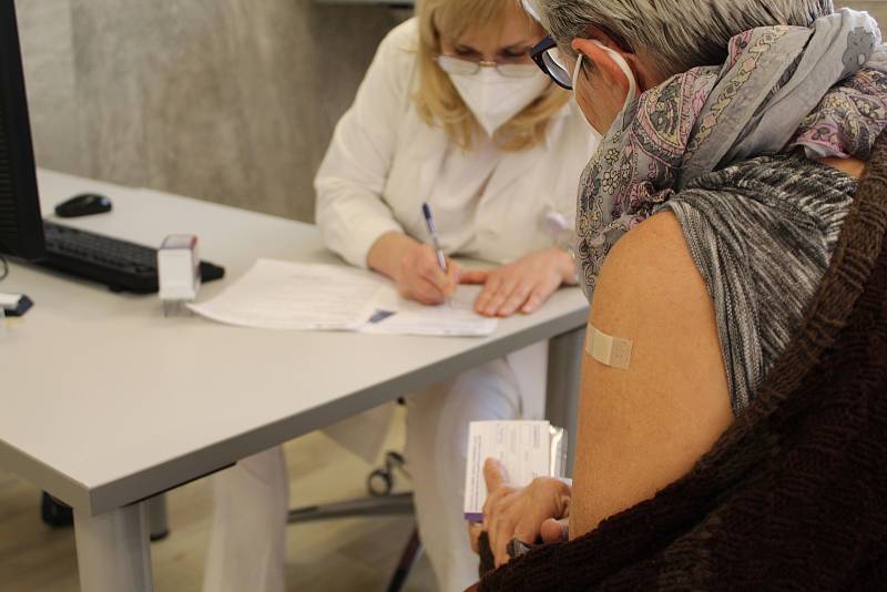 Očkování ve velkokapacitním centru Rehabilitační nemocnice Beroun.