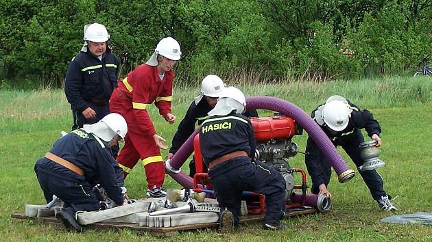 Sobotní okrsková soutěž sborů dobrovolných hasičů v Suchomastech se vydařila i přes rozmary počasí.