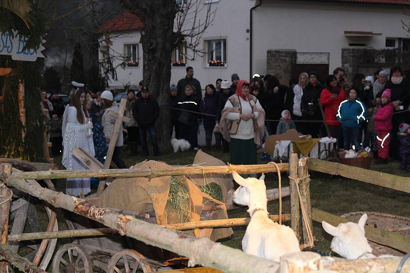 Živý Betlém v Otročiněvsi přilákal stovky návštěvníků z širokého okolí.