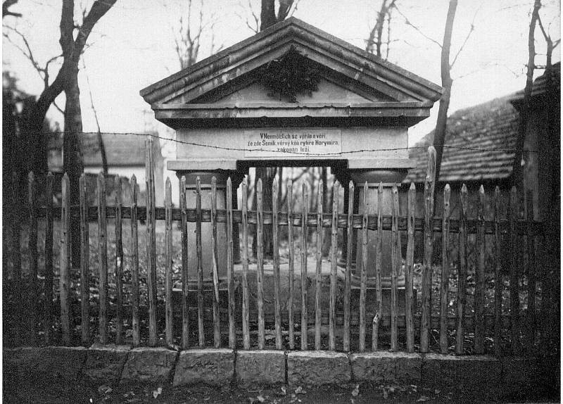 Pomník Šemíka v Neumětelích. Vyfoceno někdy mezi lety 1925 až 1929.