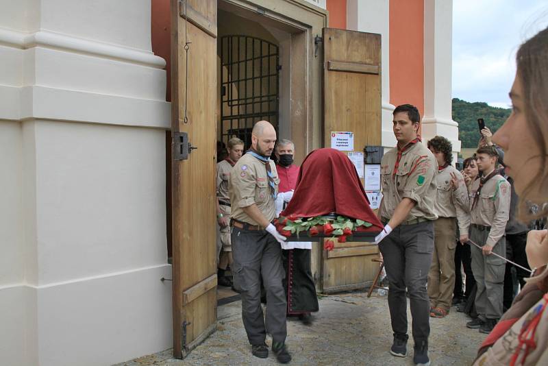 Lebka svaté Ludmily byla k vidění celý den. Poté Tetín opustila.