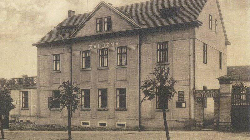 Bývalá budova liteňské záložny zachycená na fotografii z roku 1925. V minulosti tam byla i pobočka České spořitelny.