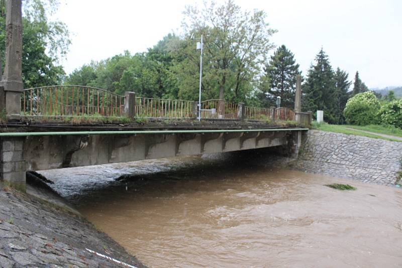 Ve Zdicích se zvýšený Červený potok udržel v korytě.