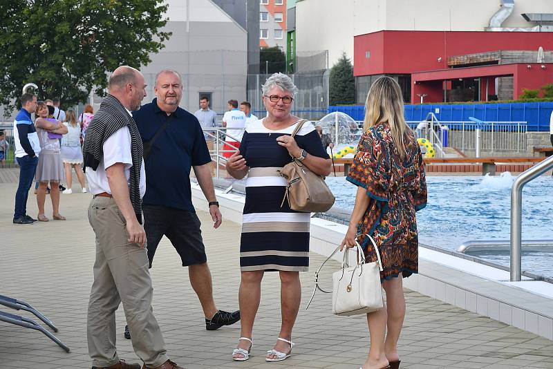 Ze slavnostního otevření berounského venkovního koupaliště na Velkém sídlišti.