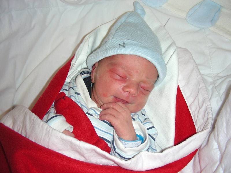 Tatínek Tomáš Kašpar z Říčan si nenechal ujít narození prvního miminka, syna Jana, kterého přivedla na svět maminka Lenka Buriánková 12. dubna 2016. Honzík vážil po porodu 2,80 kg a měřil 48 cm. 