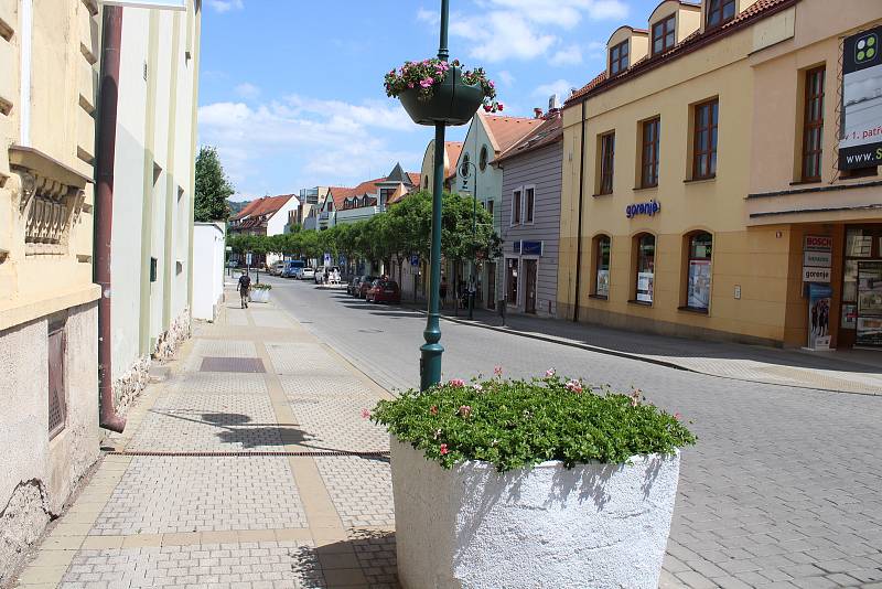 Centrum Berouna letos ozdobily stovky muškátů. Oproti uplynulým letům město rozšířilo svoji letní květinovou výzdobu.