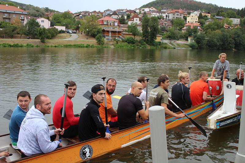 V berounském autokempu bylo o víkendu rušno. Konal se zde už 13. ročník závodů dračích lodí Berounský drak. Jeho součástí byl i Lunapark pro děti.