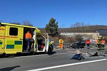 Dopravní nehoda na dálnici D5 směr Rozvadov: střet osobního a nákladního auta.