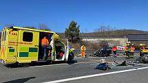 Dopravní nehoda na dálnici D5 směr Rozvadov: střet osobního a nákladního auta.