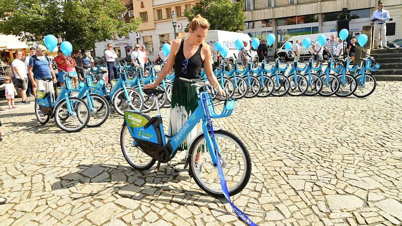 Ze spuštění projektu sdílených elektrokol na Husově náměstí v Berouně.