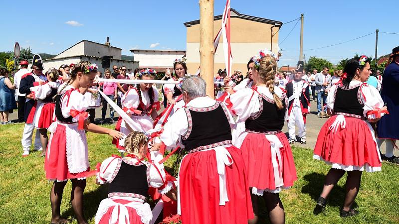 Staročeské suché máje v králodvorských Popovicích.