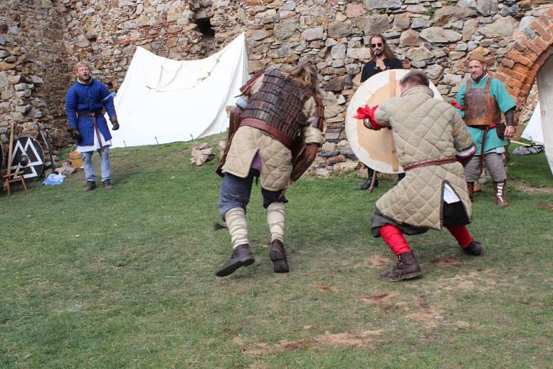 Šermířská utkání z drsného středověku, dobové stánky a další historické zajímavosti si v sobotu užili návštěvníci hradu Točník. 