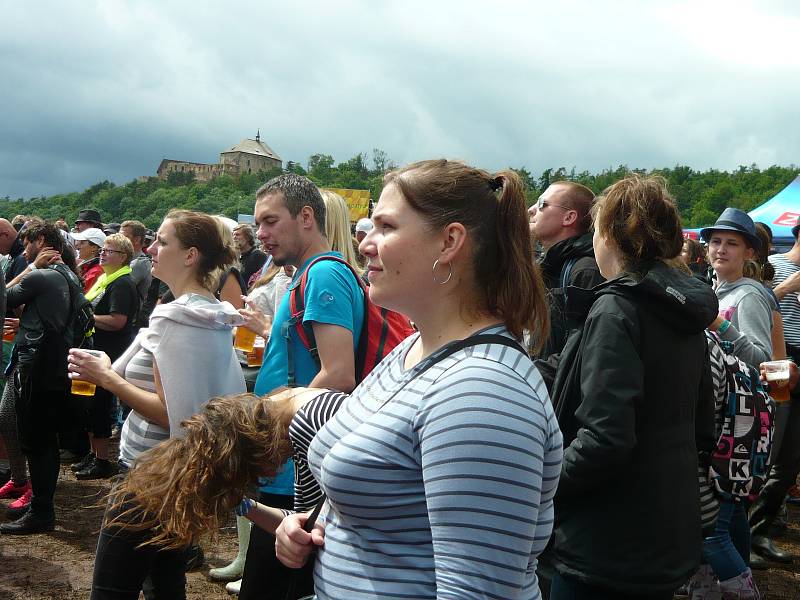 Festival Hrady.CZ, který si oblíbily tisíce fanoušků po celé České republice, zahájil letošní ročník opět na louce pod Točníkem.