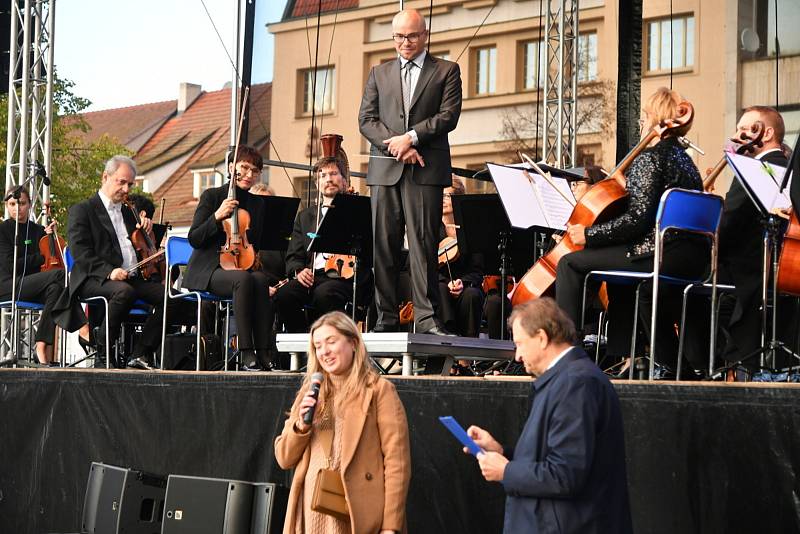 Z koncertu Karlovarského symfonického orchestru na berounském Husově náměstí.