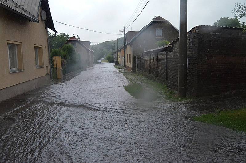 Lokální záplavy na Kladensku. Archivní foto z roku 2017.