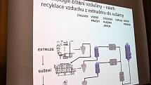 S doporučeními expertů z takzvané environmentální komise, jež by měla pomoci omezit okolí obtěžující zápach z výrobny granulí pro zvířata v Chrášťanech, seznámili novináře zástupci firmy Vafo Praha a Vysoké školy chemicko-technologické v Praze.