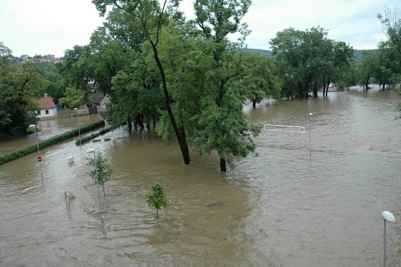 Berounka v pondělí večer chvíli před kulminací