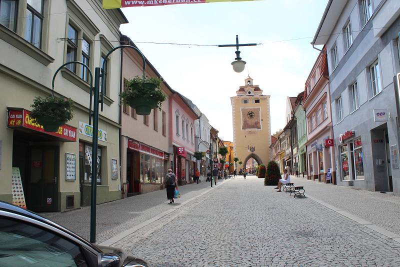 Centrum Berouna letos ozdobily stovky muškátů. Oproti uplynulým letům město rozšířilo svoji letní květinovou výzdobu.