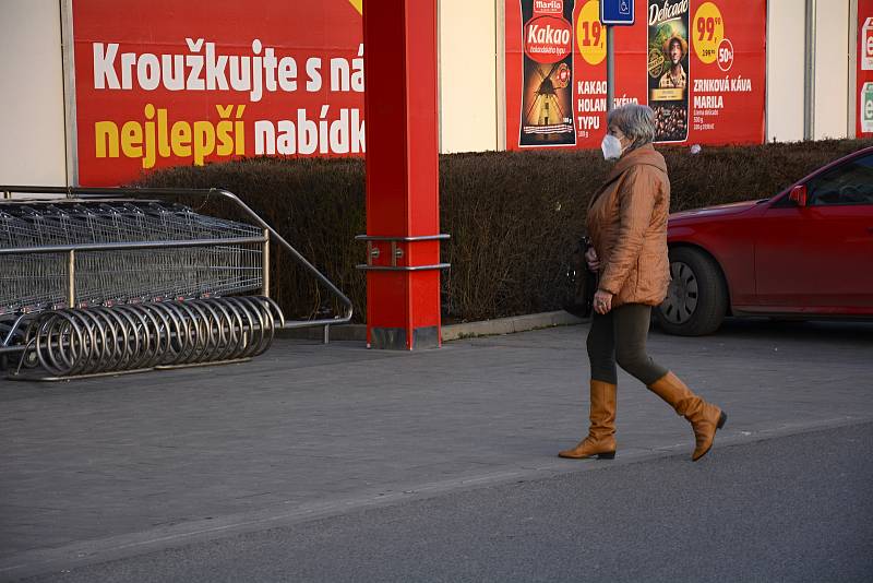 Povinné nošení respirátorů na veřejných místech či v obchodech v Berouně.