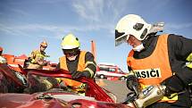 Soutěž hasičů ve vyprošťování osob z havarovaných aut na letišti v Tlusticích na Berounsku.