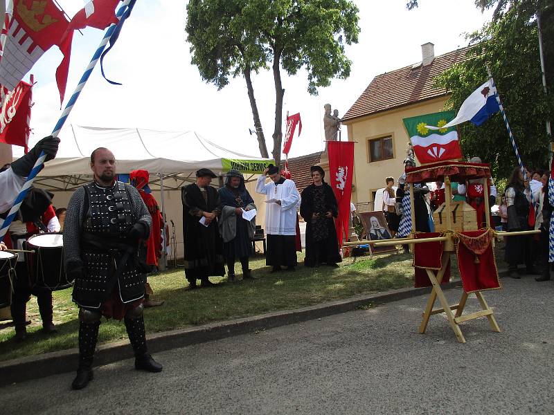 Na Tetín dorazil v sobotu 2. června průvod vévody Štěpána, další den pokračoval na Karlštejn v rámci královského průvodu.