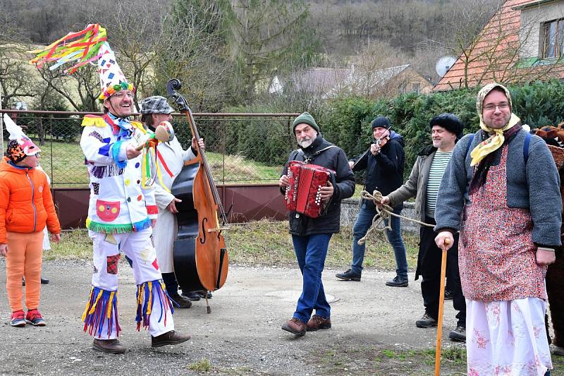 Z masopustního průvodu v Koněprusích.