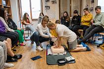 Kurzy první pomoci v Základní škole v Hostomicích.