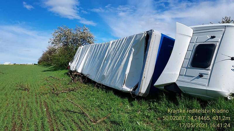 Hasiči museli vyjet v pondělí 17. května odpoledne k nehodě nákladního automobilu, který se převrátil na bok u obce Nučice.