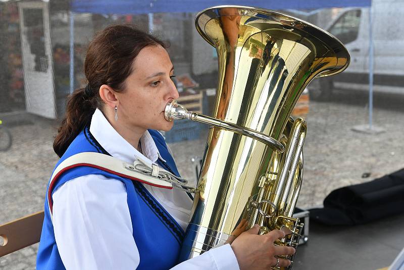 Odpoledne u Hvězdy s dechovou a cimbálovou muzikou, Beroun.