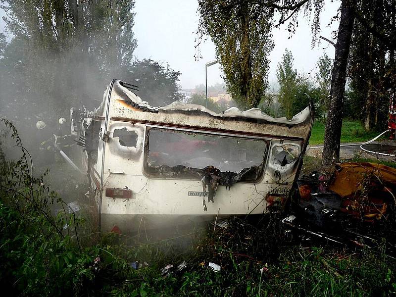 V kempu Na Hrázi hořel karavan