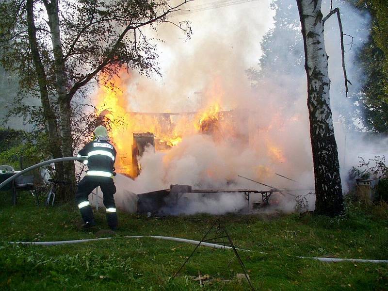 V kempu Na Hrázi hořel karavan