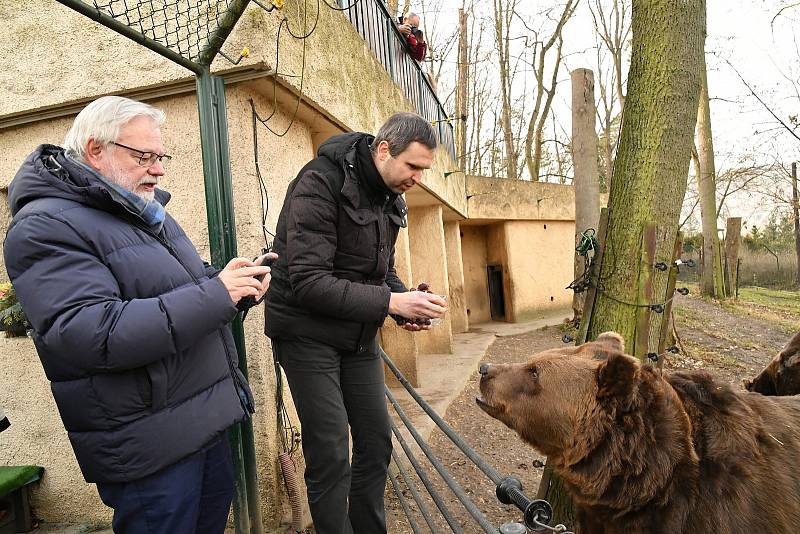 Berounští medvědí bratři oslavili 22. narozeniny. Popřát jim přijel i režisér Václav Chaloupka