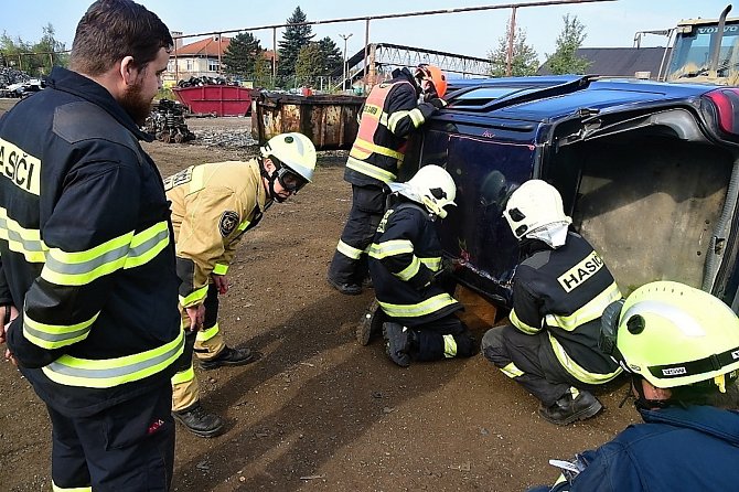 Specializační kurz pro dobrovolné hasiče v Králově Dvoře zaměřený na vyprošťování osob u dopravních nehod.