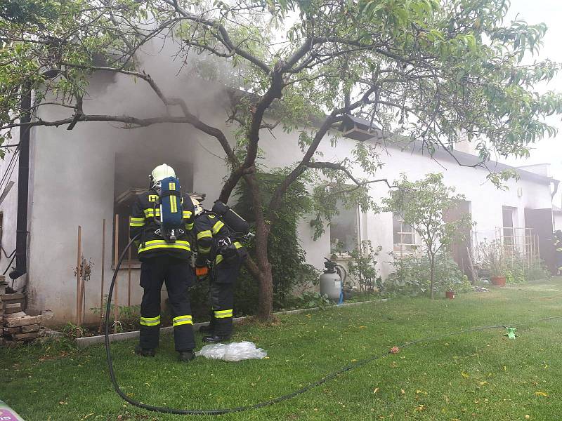 Požár garáže v Rudné.