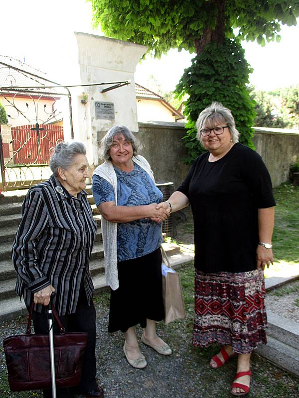 Na slavnostní odhalení Nepilova panelu přišla celá řada jeho přátel, bývalých spolupracovníků, čtenářů jeho knih a manželka Zdeňka Nepilová.