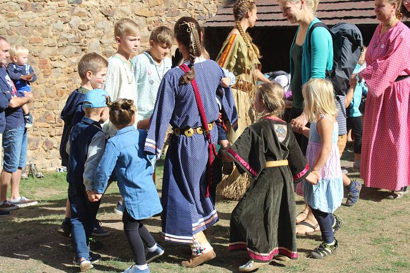 Točník o víkendu 15. a 16. září ovládli indiáni a otevřeli jeho brány dětem.