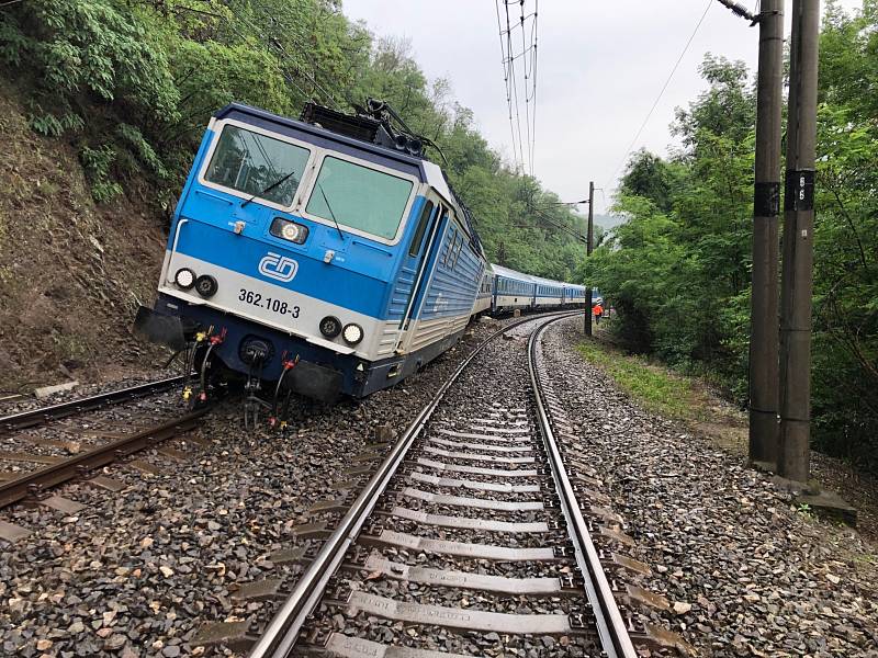 Vykolejený rychlík na železniční trati u Karlštejna.