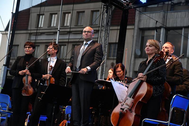 Z koncertu Karlovarského symfonického orchestru na berounském Husově náměstí.