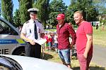 Vedoucí rudenské dálniční policie Vladimír Klímek předvedl návštěvníkům kempu její nejrychlejší policejní vůz.